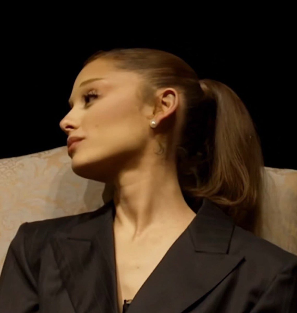 lesbianzgrande's tweet photo. i know it’s big https://t.co/kbOwIp2tF1