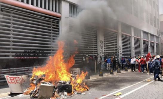 VaxTamaulipas's tweet photo. “Un gobierno que termina cediendo a la presión de la CNTE después de semanas de bloqueos no solo muestra ausencia de autoridad: demuestra que el costo lo paga la ciudadanía mientras la negociación se resuelve en lo oscurito.”
“Si se iban a doblar, debieron hacerlo desde el principio”...si iban a recular por cu...,nos hubieramos ahorrado los daños materiales y el perjucio al estado de derecho que quedo maltrecho y el imperio de la ley "todo madreado".
Bajo esa lógica, prolongar el conflicto no tenía sentido estratégico: solo alarga el desgaste y hace más costosa una decisión que de todos modos iban a tomar.
Al aguantar semanas de chantaje y bloqueos para luego ceder en lo sustantivo (desaparecer o sustituir USICAMM, abrir ruta para regresar control sindical en plazas, discutir pensiones), el mensaje que vemos es: el Estado no marca línea, reacciona a la presión.
Premian la presión, no el mérito:  el resultado práctico es que se premia a quien bloquea y chantajea, y se castiga el esquema de méritos, exámenes y reglas claras de ingreso y promoción que sustituían la antigua lógica de “plaza como botín político y sindical”.
Se normaliza el retroceso: el “reculamiento” no es solo táctico; es un regreso al modelo de comisiones entre cúpulas sindicales y gobiernos estatales para repartir plazas, con todos los incentivos a la venta, herencia y clientelismo que ese esquema tuvo en el pasado.