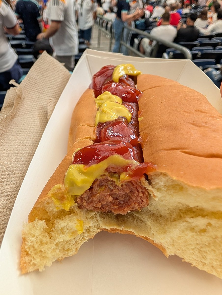 Prozinecki's tweet photo. This has to be the WORST hotdog in the history of humanity. NRG concessions took advantage and served the hotdogs from the last world cup y Qatar. Come on Houston. It's the world cup you cheap bast4rds!
#nrg #worldcupfootball #FIFAWorld @nrg_stadium @FIFAcom https://t.co/mWGTP59Tkf