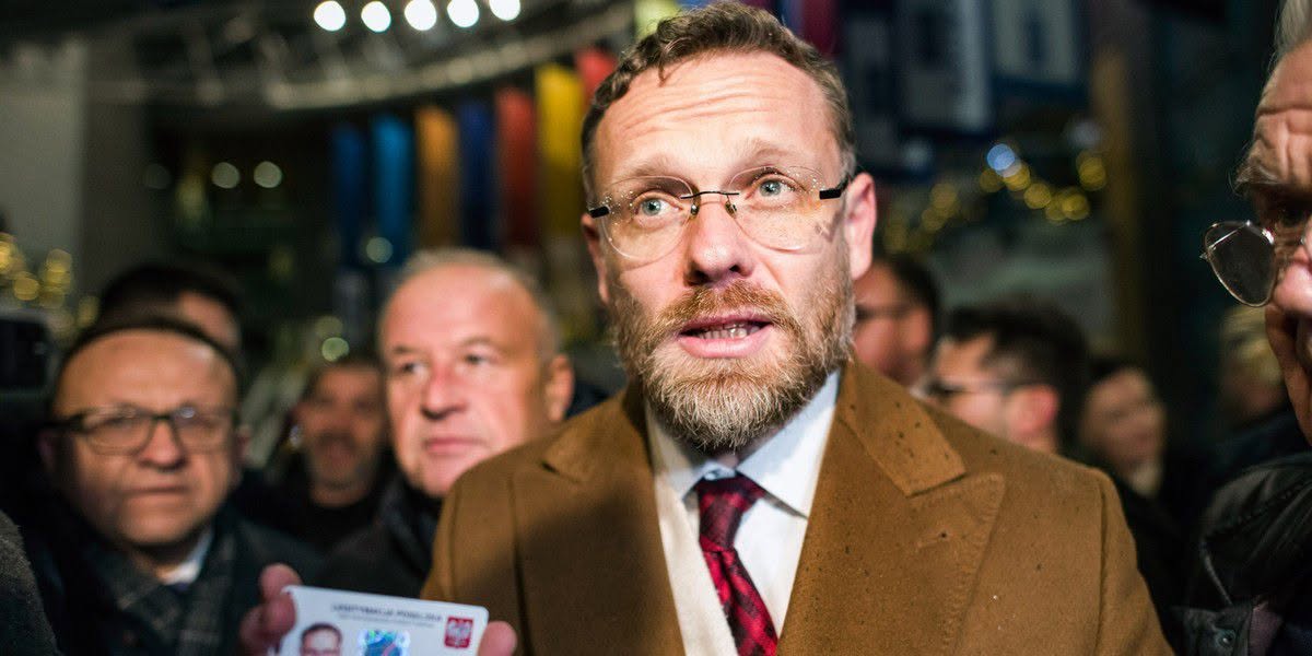 tad95737840's tweet photo. wypowiedź Boguckiego:

" Tusk zazdrościNawrockiemu, że jako jedyny z Europy będzie na urodzinach Trumpa”.

Niepełnosprawny Zbyszku swoją wypowiedzią nawet nie zauważyłeś, że na to groteskowe wydarzenie nie pojechał żaden szanujący się europejski polityk, poza poddanym 
 Batyrem https://t.co/ODPI9lwc5v