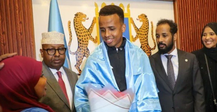 FutbolRebelde's tweet photo. 💐 Somalia brinda homenaje de desagravio al árbitro inadmitido en Estados Unidos ▶️ https://t.co/aJJtmVRTmd #MundialDeFútbol2026 https://t.co/e88SZnEL7r