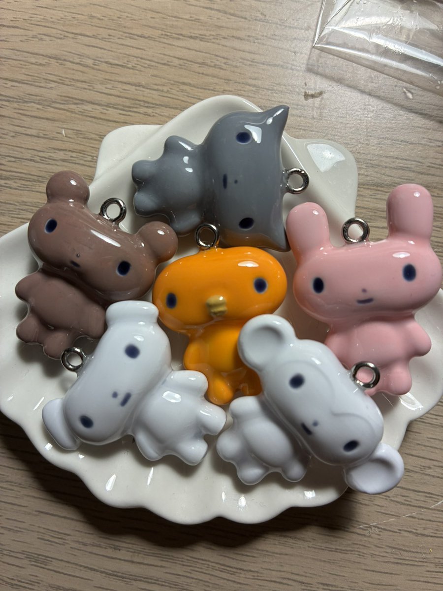 suumii2000's tweet photo. 試作しとるけど、色塗らない方がよかった。
色むらとひび割れひどい。
白の方が可愛いし。最悪😣 https://t.co/CtrJZAyrH2