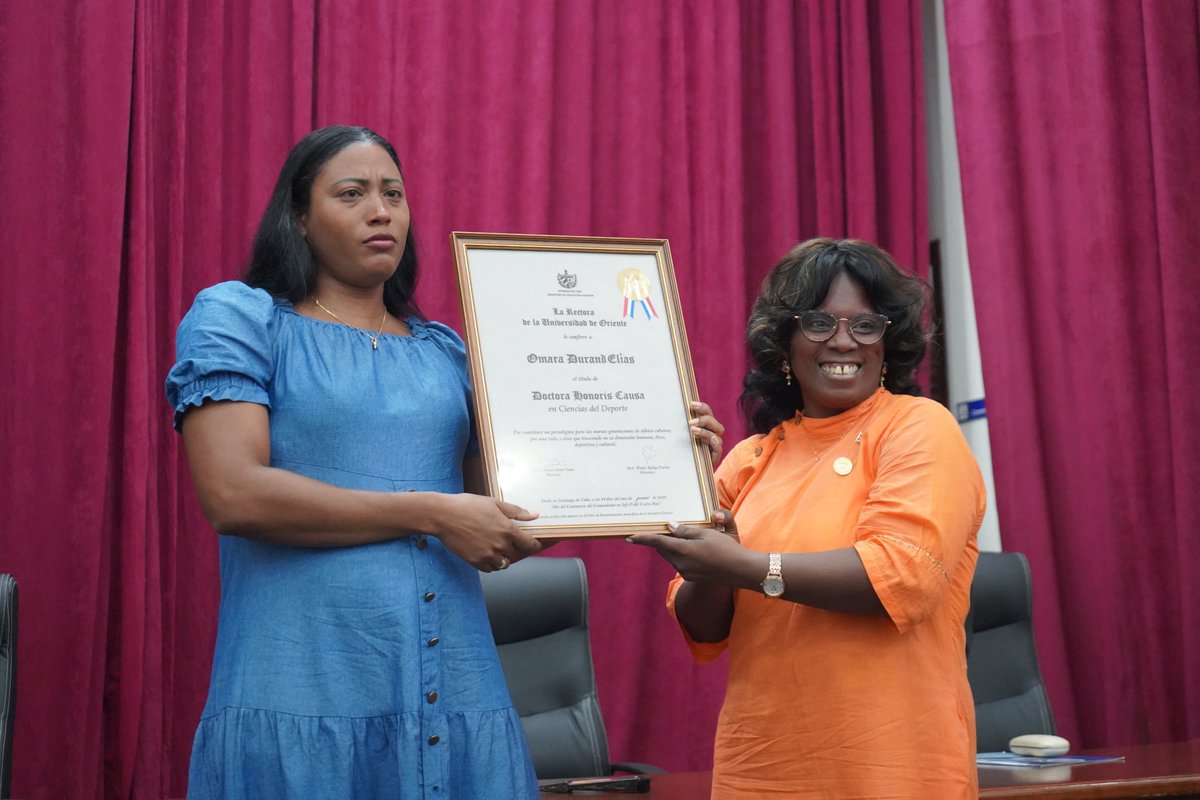 UOCuba's tweet photo. La @UOCuba en aras de homenajear la perseverancia de una mujer cubana que pisa fuerte en nuestra historia deportiva entregó el título de Doctora Honoris Causa en Ciencias del Deporte a la reconocida atleta Omara Durand Elías. https://t.co/yDHA8Y8NRJ