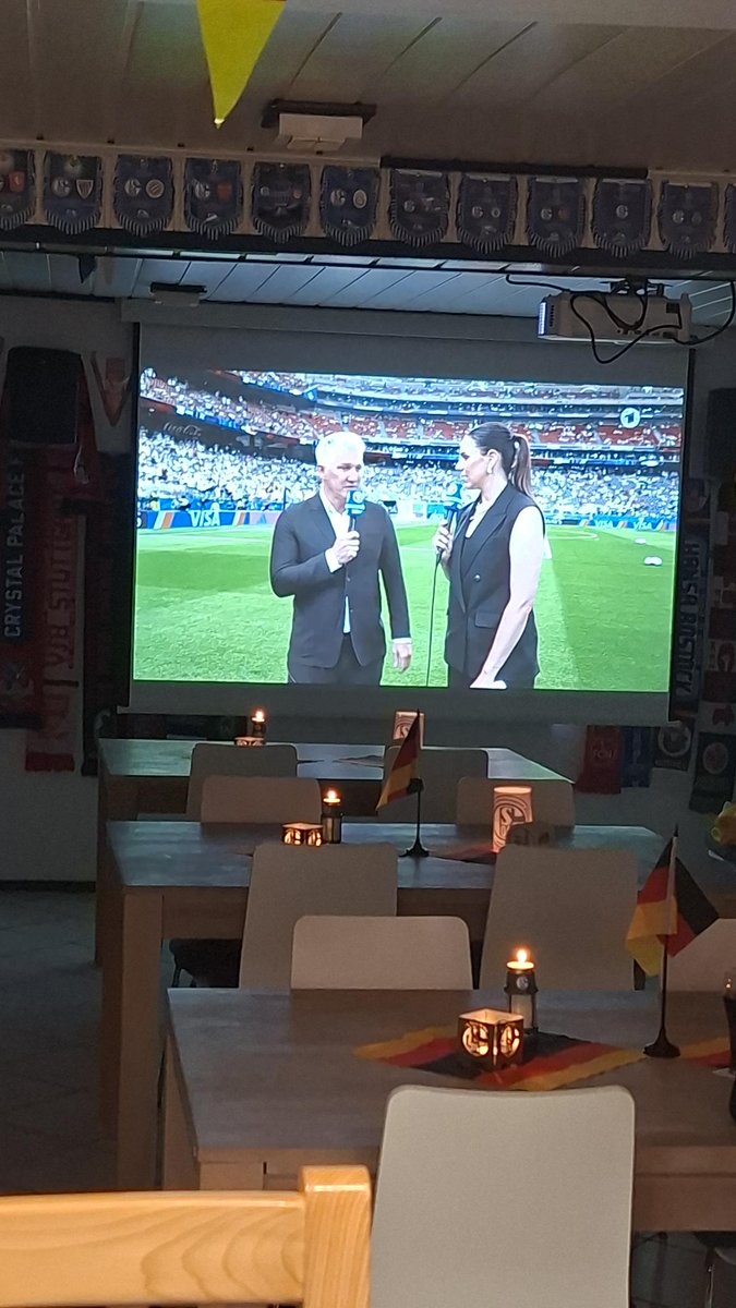 ManniFred7's tweet photo. Würdest du mit mir erst Fussball schauen und dann unter der Bettdecke den Vulkan Ausbruch üben 🖤❤️💛 https://t.co/4RIidZ4Ab0
