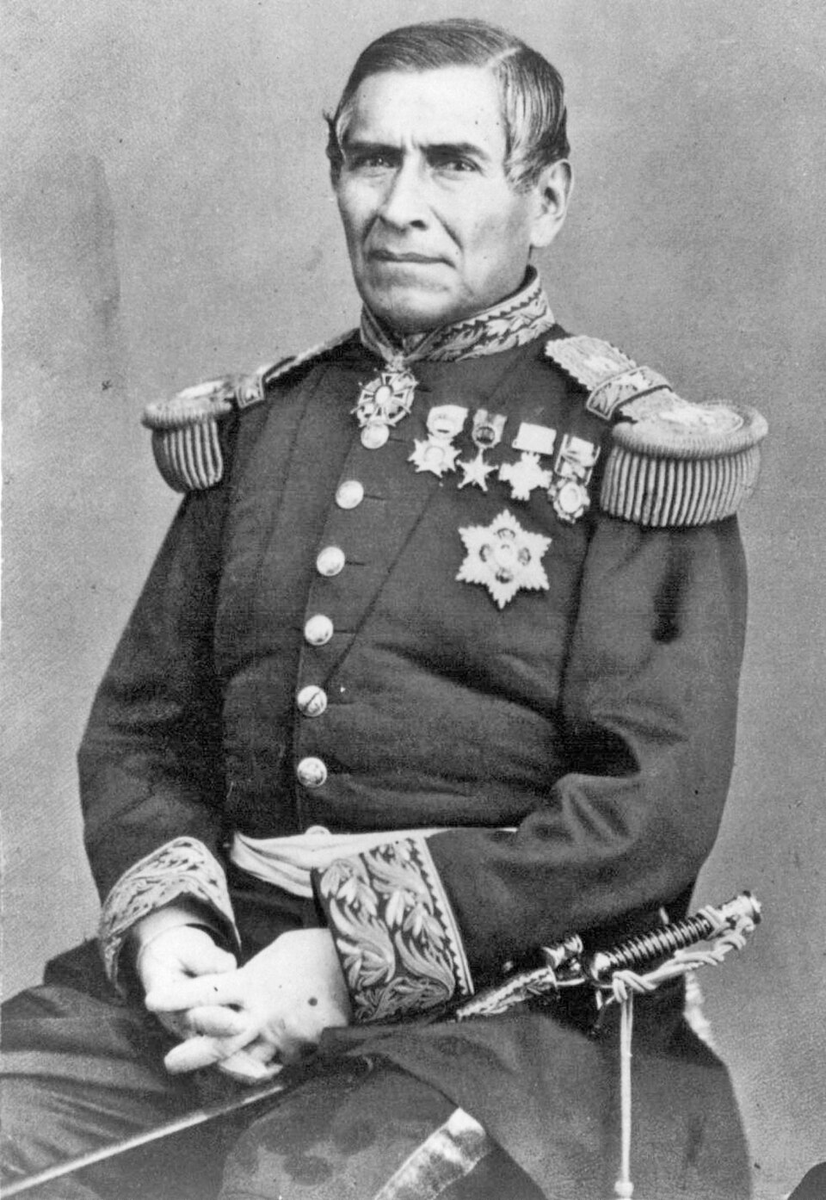 LizbethCaro07's tweet photo. Juan Nepomuceno Almonte, El gobierno republicano que se consolidó en México después del fusilamiento de Maximiliano, frágil con Juárez, más aún con Lerdo de Tejada y fuerte con Díaz, dejó para la historia una lista de traidores que, por la diosificación de Juárez hecha por el PRI, sigue vigente. No obstante, algunos de esos traidores gozan de ciertas simpatías, ya sea porque muchos mexicanos entienden que los juaristas no tenían del todo la razón o porque los “traidores” estaban precedidos de actos que los describen como hombres valientes y llenos de honor.
Miramón, ese militar alto, estoico, famoso por su bravura y su genio durante la batalla, es quizás el traidor al que los mexicanos más admiran. Mejía, el indio de raza pura que aun siendo general se batía junto a sus soldados, es también merecedor de cierta popularidad entre los mexicanos.
Pero hay otros que definitivamente no se han salvado del fuego de la historia, como Leonardo Márquez, un despiadado que fusilaba sin miramientos a sus enemigos y que, para desgracia de Juárez y los suyos, logró escapar cuando se derrumbó el imperio y jamás pudieron echarle la mano encima para fusilarlo.
Pero el traidor de traidores, al que tanto odio le tuvieron que incluso le llegó casi por completo el olvido, es Juan Nepomuceno Almonte, un personaje muy ausente en muchos de los libros de historia de México que, sin embargo, tuvo un papel crucial en la coronación de Maximiliano.
Almonte nació de una levantada de sotana del cura José María Morelos y Pavón. No se apellidaba Morelos naturalmente porque su padre había sido cura. Le dieron, al parecer, el apellido Almonte porque nació en el monte, aunque otras fuentes refieren que ése era el apellido de su madre, hija de un importante hacendado.
Su padre, durante la guerra de Independencia, lo mandó a un sitio más seguro, los Estados Unidos. Allí aprendió inglés y se hizo de algunas amistades. Ya cuando México era un país independiente, fue varias veces su representante ante el vecino del norte, pero también, en su grado de general, acompañó a Santa Anna a la guerra de Texas, donde trató de evitar los fusilamientos del Álamo y fue después capturado en San Jacinto. Algunos historiadores lo señalan como el traductor entre el derrotado Santa Anna y el victorioso Samuel Houston.
Apagada la estrella de Santa Anna, Almonte, que pese a sus rasgos indios era un elegante y educado caballero, aparte de poliglota, marchó a Francia, se hizo partidario de la monarquía y puso sin un rechinar de dientes sus servicios a las órdenes de Napoleón III. Llegó junto a los franceses que enfrentaron al ejército mexicano en Puebla, lo que lo hizo ver ante todo México como un traidor sin escrúpulos.
Cuando los franceses se apoderaron de la capital, él formó parte del triunvirato que gobernó hasta la llegada de Maximiliano. Éste, nada más llegar, lo hizo mariscal, aunque no confió en él demasiado por su fama de embustero.
Cuando Napoleón decidió retirar sus tropas, Almonte fue enviado como embajador del imperio mexicano a Francia, con la intención de lograr que Napoleón no quitara su apoyo a Maximiliano. Fracasó en su misión, pero como tenía claro que Juárez pronto triunfaría y pasaría por las armas a todos los que consideraba traidores, decidió quedarse en Francia para salvar el pellejo.
Murió casi dos años después del triple fusilamiento en el Cerro de las Campanas y, al poco tiempo, empezó a comérselo el olvido. En México lo poco que se sabe de él, a grandes rasgos, es que fue, más que muchos de los mexicanos implicados en la invasión francesa, un traidor.
