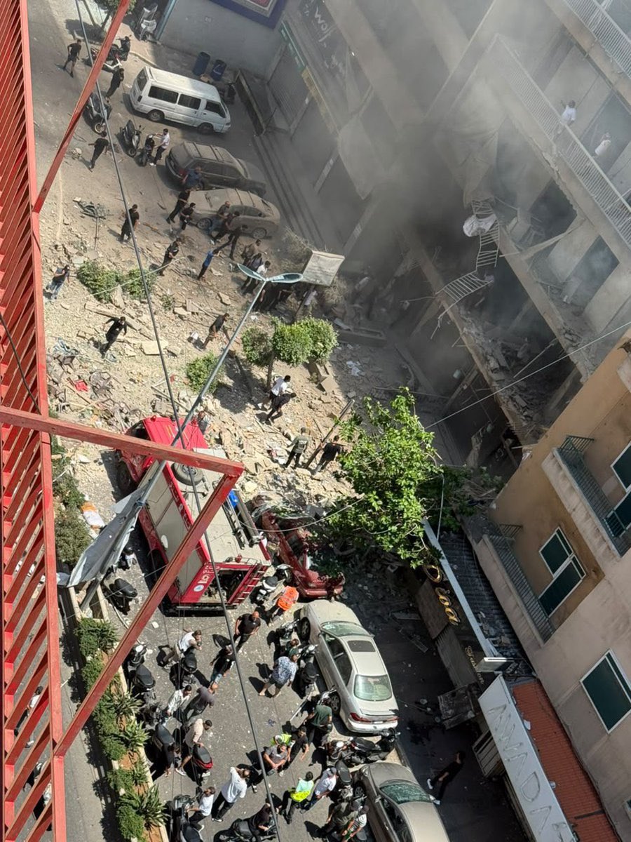 slmhktn's tweet photo. 🔴İsrail ordusu, Beyrut'un güneyinde yer alan Dahiye bölgesine şiddetli hava saldırısı düzenledi. https://t.co/XQtzzFZh1z