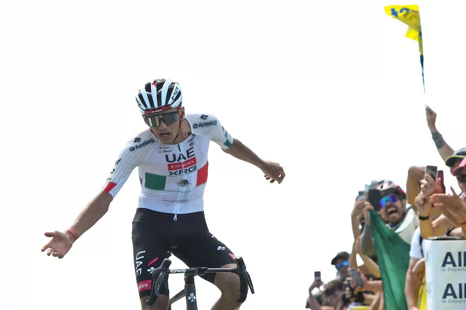 laredcincoradio's tweet photo. 🚴‍♂️🇲🇽 || Isaac del Toro se coronó campeón del Tour Auvergne-Rhône-Alpes tras imponerse en las etapas 7 y 8, con una destacada actuación en alta montaña que le permitió consolidar su triunfo en la competencia internacional y reafirmar su proyección en el ciclismo mundial. https://t.co/f0YDetXHMN