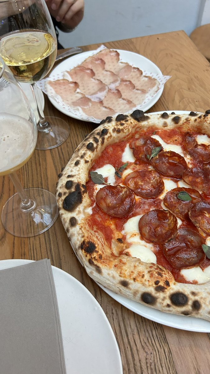 Chuecoslovakia's tweet photo. No todos los días se come en una de las mejores pizzerías del mundo. Fascinado con su concepto “from farm to pizza” en Sartoria Panatieri. Ingredientes de ultra calidad + recetas poco convencionales. Volvería mil veces https://t.co/zj9B3N87nf
