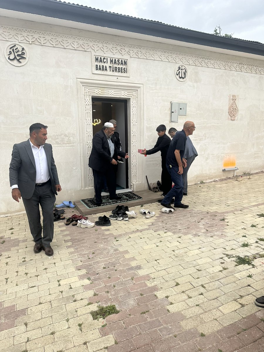 ResatDalgakiran's tweet photo. Şehadetinin yıl dönümünde Ülkücü Şehidimiz Nurettin Temiz ağabeyimizi kabri başında dualarla yâd ettik. Aziz hatırasını rahmet, minnet ve özlemle anarken, hayır yemeği ikramında bulunduk.

Ardından Kahraman Şehidimiz Fethi Sekin’in kabrini ziyaret ettik.

Şehitlerimizin aziz hatıralarını yaşatmak, emanetlerine sahip çıkmak ve onların bıraktığı kutlu davayı gelecek nesillere aktarmak en büyük sorumluluğumuzdur.

Ruhları şad, mekânları cennet olsun. Aziz hatıraları daima yaşayacaktır.
@ayyildirim1 
@LutfuNebioglu