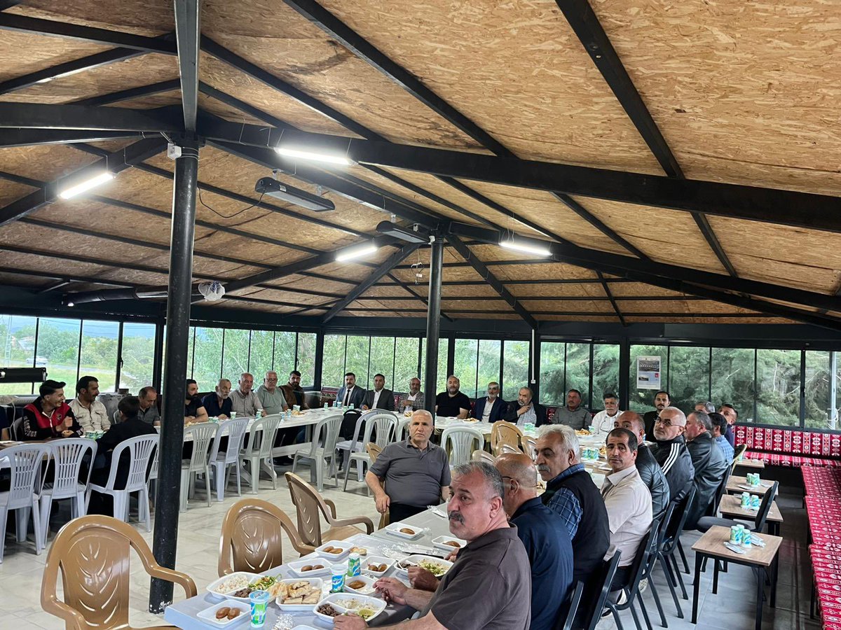 ResatDalgakiran's tweet photo. Şehadetinin yıl dönümünde Ülkücü Şehidimiz Nurettin Temiz ağabeyimizi kabri başında dualarla yâd ettik. Aziz hatırasını rahmet, minnet ve özlemle anarken, hayır yemeği ikramında bulunduk.

Ardından Kahraman Şehidimiz Fethi Sekin’in kabrini ziyaret ettik.

Şehitlerimizin aziz hatıralarını yaşatmak, emanetlerine sahip çıkmak ve onların bıraktığı kutlu davayı gelecek nesillere aktarmak en büyük sorumluluğumuzdur.

Ruhları şad, mekânları cennet olsun. Aziz hatıraları daima yaşayacaktır.
@ayyildirim1 
@LutfuNebioglu