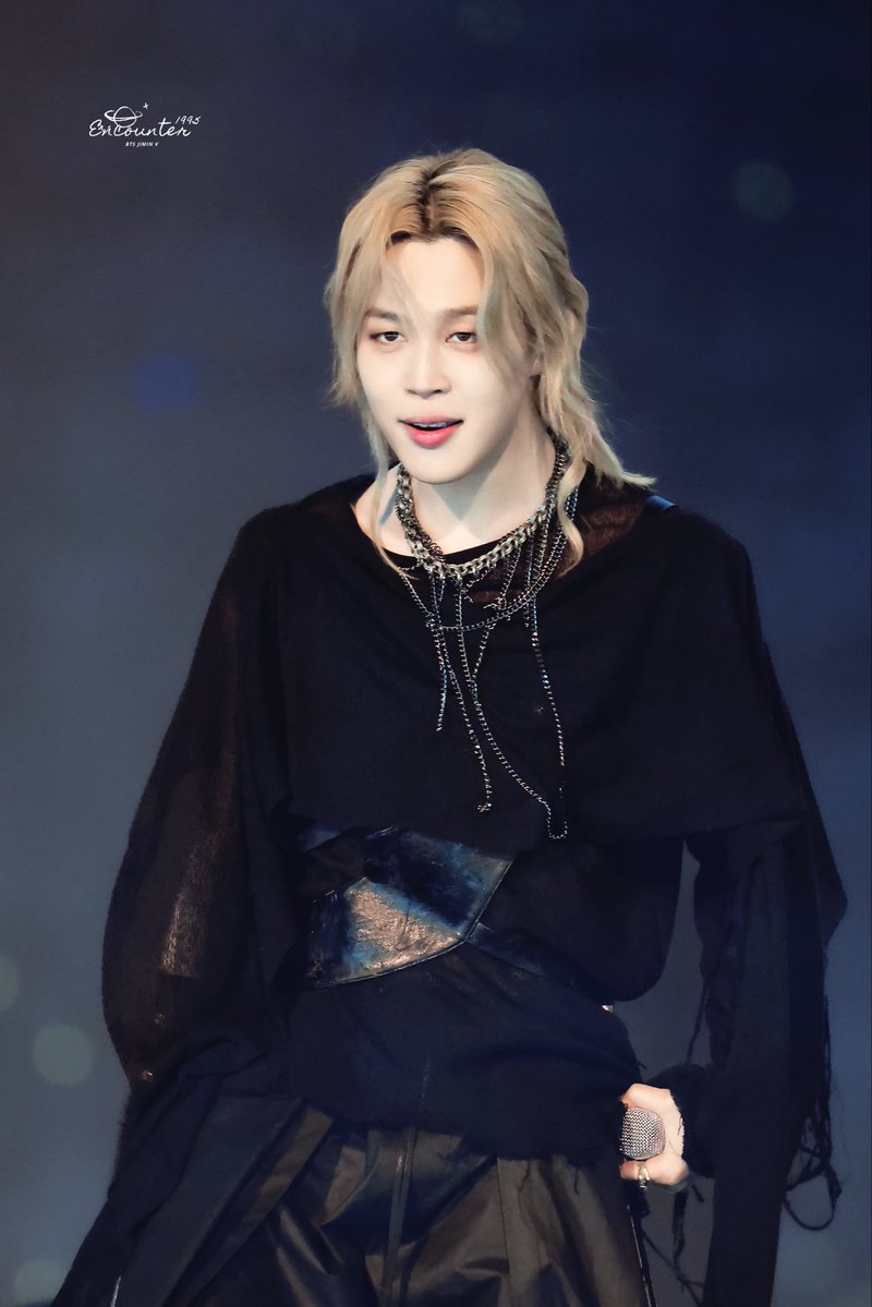 pjm1_1013's tweet photo. 아이돌할때 지민님 진짜 코앞으로 지나갔는데 넘 잘생겨서 기절 할뻔!! 진짜 무슨 밀랍인형같이 생겼어 얼굴에 입체감 장난 아니 고 얼굴에 음영은 누가 일부러 그려넣은거처럼 엄청 또렷하고 피부는 무슨 밀랍을 발라놓은거처럼 광이 자르르 흐르는데 진짜 인간계가 아니심 글구 걸어서 지나가시는데 걸음걸이 엄청 리드 믹컬하고 섹시함 옆태는 몸선이 엄청 얇은데 그러면서 신기하게 어깨근육이 딱 굴곡져보이는게 너무 다부지게 남자남자 했음 진 짜 캠 다 부셔버리고 싶어 누가 실물을 그따위로 밖에 못잡냐 진 짜 지민님 실물 안본 사람이랑 겸상 안하고싶어 니가 본 화면은 진짜 지민님 아냐 실물은 넘사 천상계 어디쯤에 있어