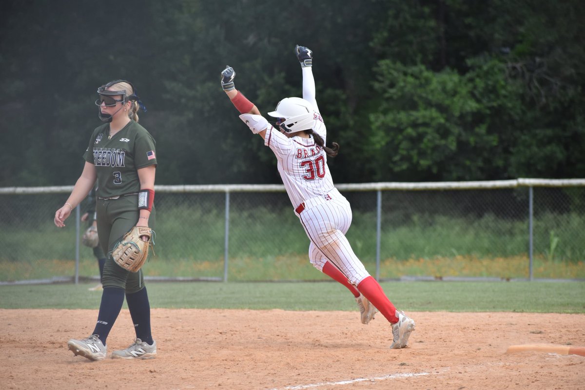 Julia__Brady's tweet photo. Kept grinding and I’m back to feeling comfortable at the plate again - was having a great tournament until the rain ☔️cancelled play today. 

My first home run of the summer, 2 triples and 2 walks for a .500 BA and 4 RBIs. Ready to hit the road for Top Club Nationals in OKC this week!! 

@HotshotsDavis @KingwoodSB @CoachHerm @ExtraInningSB @PrepSoftball @hotshotsnation @LineDsoftball