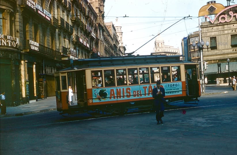 ger58056's tweet photo. Barcelona, 1954, carrer de Pelai des de Canaletes - plaça de Catalunya.
Foto col·lecció Jordi Àlvarez. - https://t.co/7SIbAuzxI4