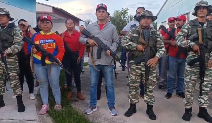 vivassantanaj_'s tweet photo. ¡Alerta! El alcalde madurista, Derwin Sandoval del municipio Zamora de Barinas, alias "Niño Rata" (al centro)  y Vanesa del Carmen Guarin, concejala, alias "La Mona" (franela roja), se muestran con fusil, y estarían en rebeldía contra Delcy Rodríguez. Se dice que son del ala de Diosdado Cabello. Ambos participaron en Barinas en el frustrado golpe de Estado del 5 de Enero donde Cabello y los colectivos armados intentaron tomar Miraflores. Ambos son células en Barinas del Tren de Aragua que recibían recursos del eliminado "Niño Guerrero". Saben que han quedado bajo el radar de Estados Unidos