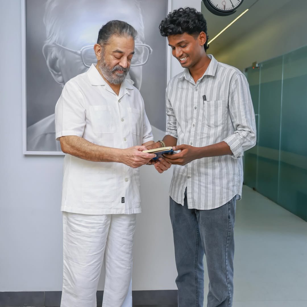 DiehardKamalian's tweet photo. #KamalHaasan sir's recent clicks. Black or white he is simply charm personified, isn't he?!🔥😀

@ikamalhaasan #KamalHasan https://t.co/eQ7FJJAIMl