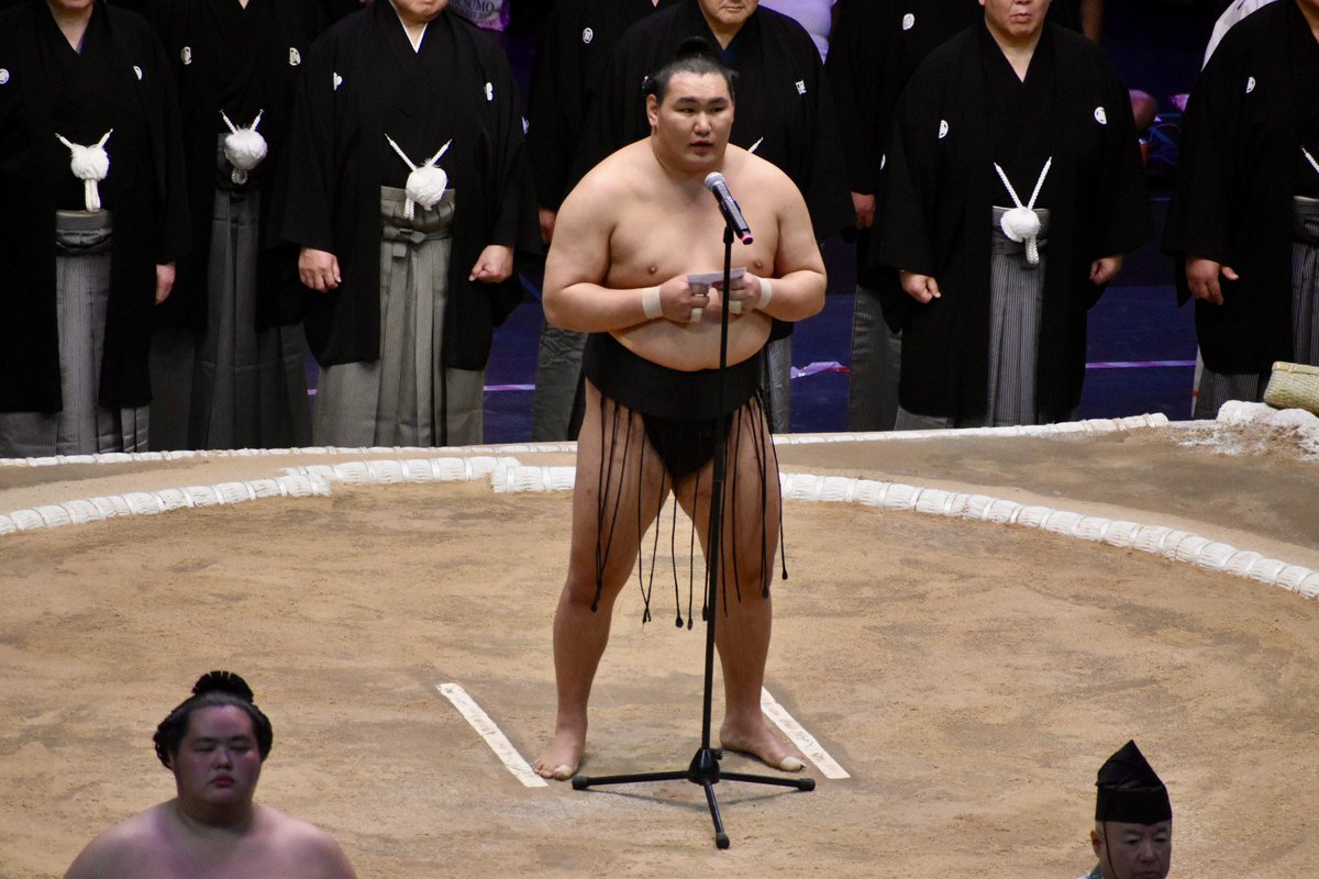 sakiiizuka's tweet photo. パリ公演二日間、盛況のうちに幕を閉じました。最後は横綱 #豊昇龍 関が、全文フランス語でスピーチ🎤！素晴らしかったです🙌🏻✨お客さんもスタンディングオベーションでした👏🏻
来てよかった！！一生の財産になりました🙏🏻✨本当にありがとうございました！
#相撲 #大相撲 #パリ公演 #sumo #paris https://t.co/UHxtDclmGs