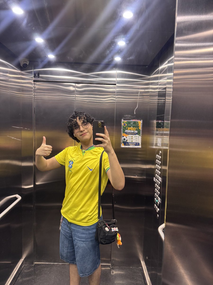 cellebies's tweet photo. o olhar inocente de uma pessoa que nao fazia ideia da ressaca mortal que ia ter no dia seguinte https://t.co/W3FQhE9P26
