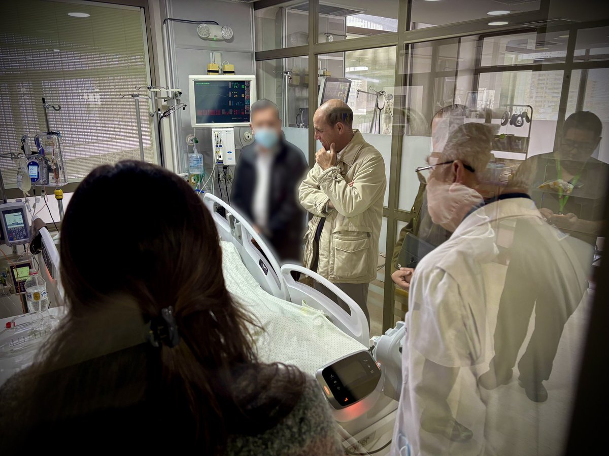 martinarrau's tweet photo. Hoy visitamos en el Hospital de Carabineros a los cabos segundos Rodrigo Ruiz y Salomón Alcayaga, ambos hospitalizados con lesiones graves. Rodrigo fue atropellado mientras participaba en la detención de un imputado por violencia intrafamiliar, y Salomón resultó gravemente herido en un accidente de tránsito.

A ellos y sus familias les expresamos todo nuestro respaldo y nuestros deseos de una pronta recuperación. Detrás de cada uniforme hay una persona, una familia y una vocación de servicio que Chile debe cuidar.

Ese respaldo debe traducirse en acciones concretas. Esta semana daremos urgencia a dos proyectos para aumentar las penas por atentados contra Carabineros y extender la legítima defensa privilegiada a funcionarios de franco. Protegeremos con firmeza a quienes trabajan por la seguridad de todos.