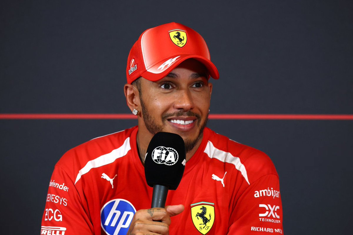 LH44NEWS's tweet photo. 🗣️ | Lewis Hamilton fala sobre as críticas que recebeu de outros pilotos ao longo da carreira e revela como o apoio Team LH foi fundamental para ajudá-lo a seguir em frente nos momentos mais difíceis. 🥹❤️

“Para as pessoas que dizem coisas negativas, eu costumo usar isso como combustível. Acho que é fácil ser negativo com as pessoas. Acho que o pior é quando se trata de um piloto que sabe o quão difícil é fazer um trabalho nessa área e que nem sequer tem o sucesso que eu tenho, e mesmo assim fala mal.

Mas, na verdade, foram os fãs que me salvaram. No ano passado, vários fãs gritavam para mim: ‘Não se esqueça de quem você é!’, e isso realmente me tocou. Eu tive que me perguntar: como me reencontro? Como encontro meu centro? Como encontro a coragem e a força para continuar?”