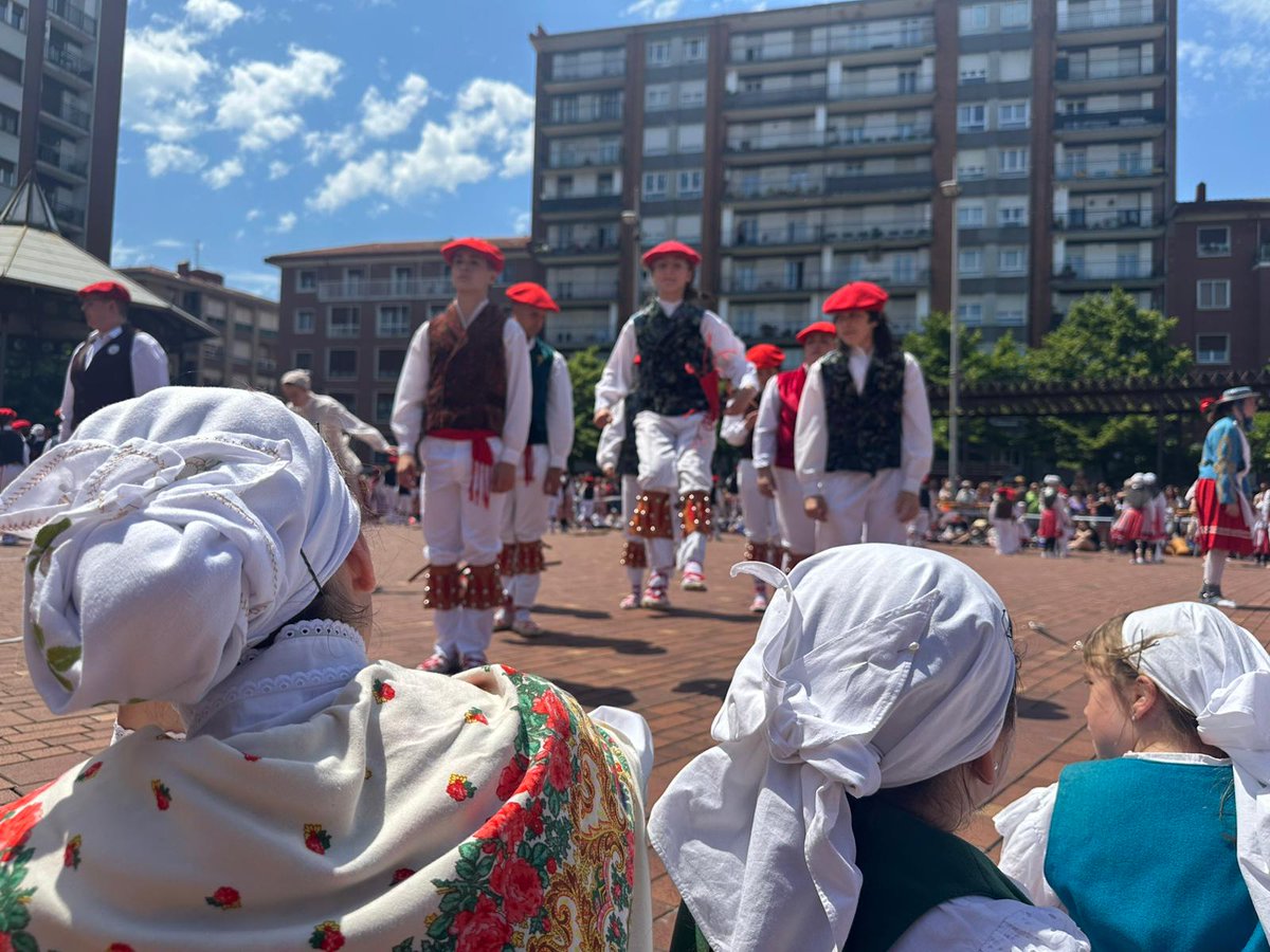 zugaitzaTaldea's tweet photo. Gaur goizean Sestaon dantzatu dugu 40. Umeen Euskal Jaian. 📸💃🏻

Esta mañana hemos estado bailando en Sestao en el 40. Umeen Euskal Jaia. 📸💃🏻

Eskerrik asko Salleko Dantza Taldea

#EuskalDantzak #ZugaitzaDantzaTaldea #ZugaitzaDantzariok #sestao https://t.co/2XWL13t1zC