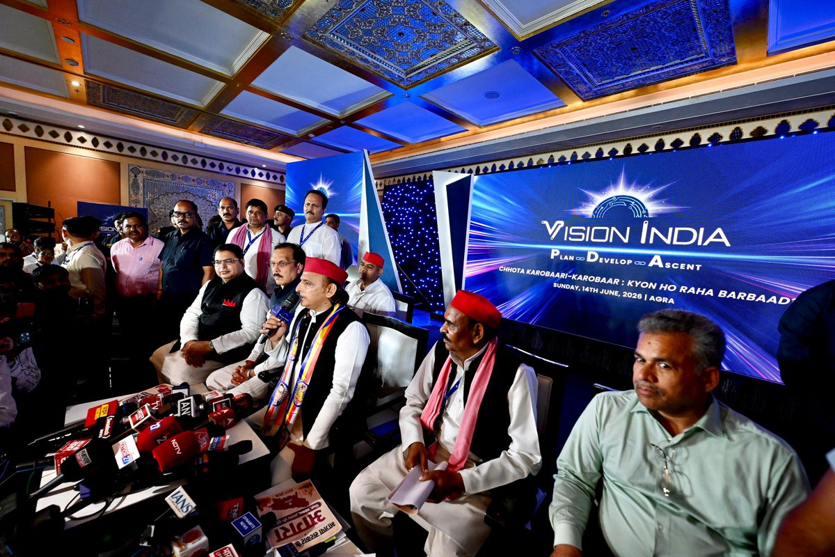 yadavakhilesh's tweet photo. हमारा मानना है कि ‘छोटे कारोबार’ की समस्याओं, दिक्कतों, चुनौतियों, अपेक्षाओं, आकांक्षाओं को तब तक नहीं समझा जा सकता, जब तक हम उनकी परेशानियों को सुलझाने के लिए उनको ‘अस्थायी’ और अ
‘स्थायी’ में वर्गीकृत या क्लासिफ़ाइड नहीं करेंगे।

#Vision_India_PDA_Agra_Summit https://t.co/PjB07BF0ym
