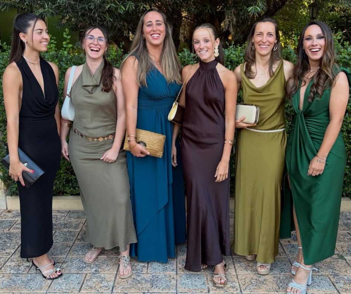 SalazarxSeth's tweet photo. Esto es un fotón, todas campeonas con PIO en alguna generación, y van y se reunen en la boda de otra ex-PIO.

El que me diga que PIO no es más que un club está equivocadísimo.🤍 https://t.co/qvyOR9YRNP