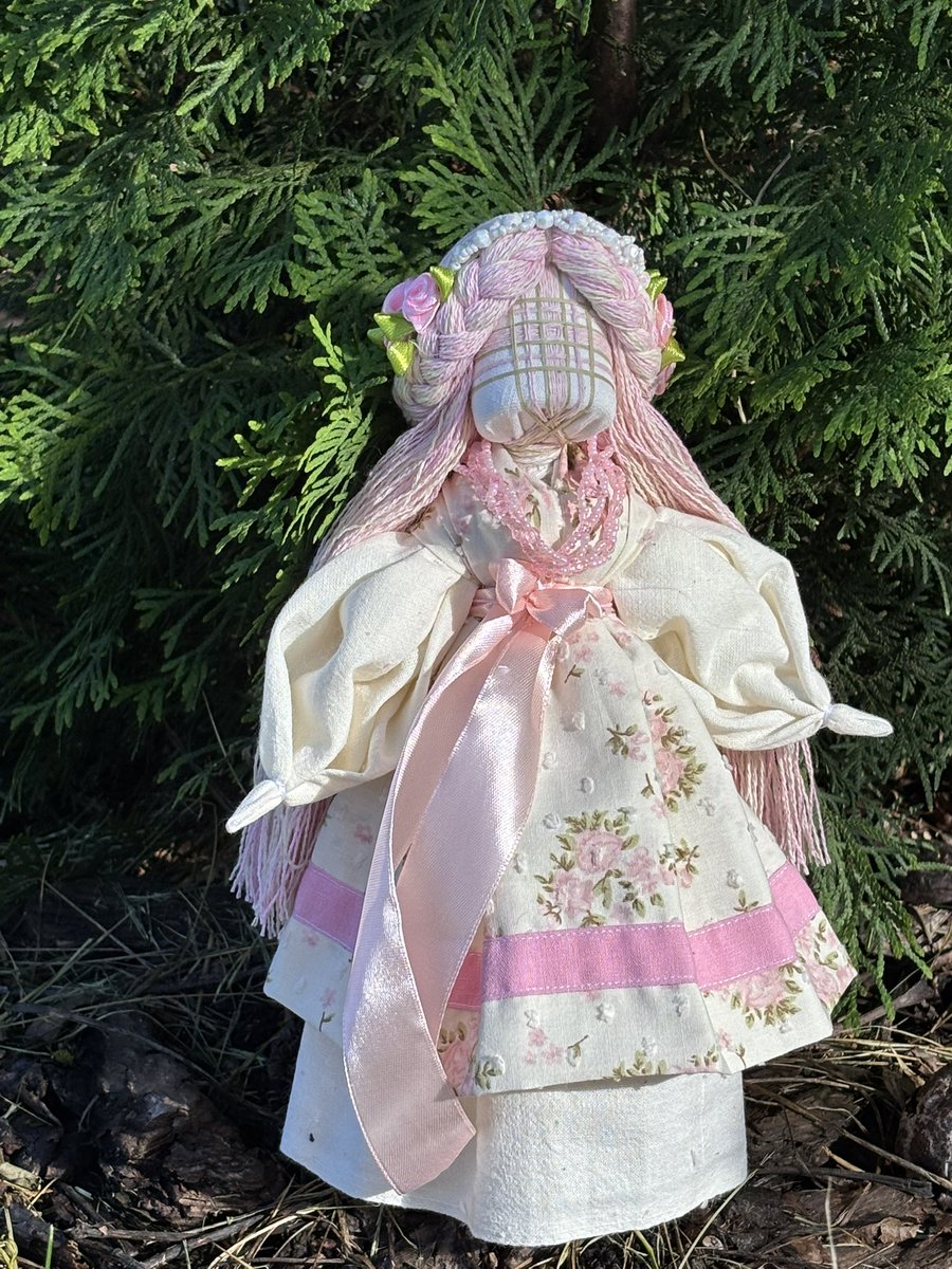 Ukrainian_dolls's tweet photo. 🌸 Delicate Pink Motanka Doll 🌸
Handcrafted with love and care, this Motanka doll is a symbol of warmth, harmony, and positive energy. 💗
✨ Available now
💰 Price: $135
For purchase, please send me a private message. 💌
#MotankaDoll #Handmade #UkrainianArt #MadeInUkraine #FolkArt #DollCollector #HomeDecor #GiftIdea #UkrainianCulture 🌸🇺🇦