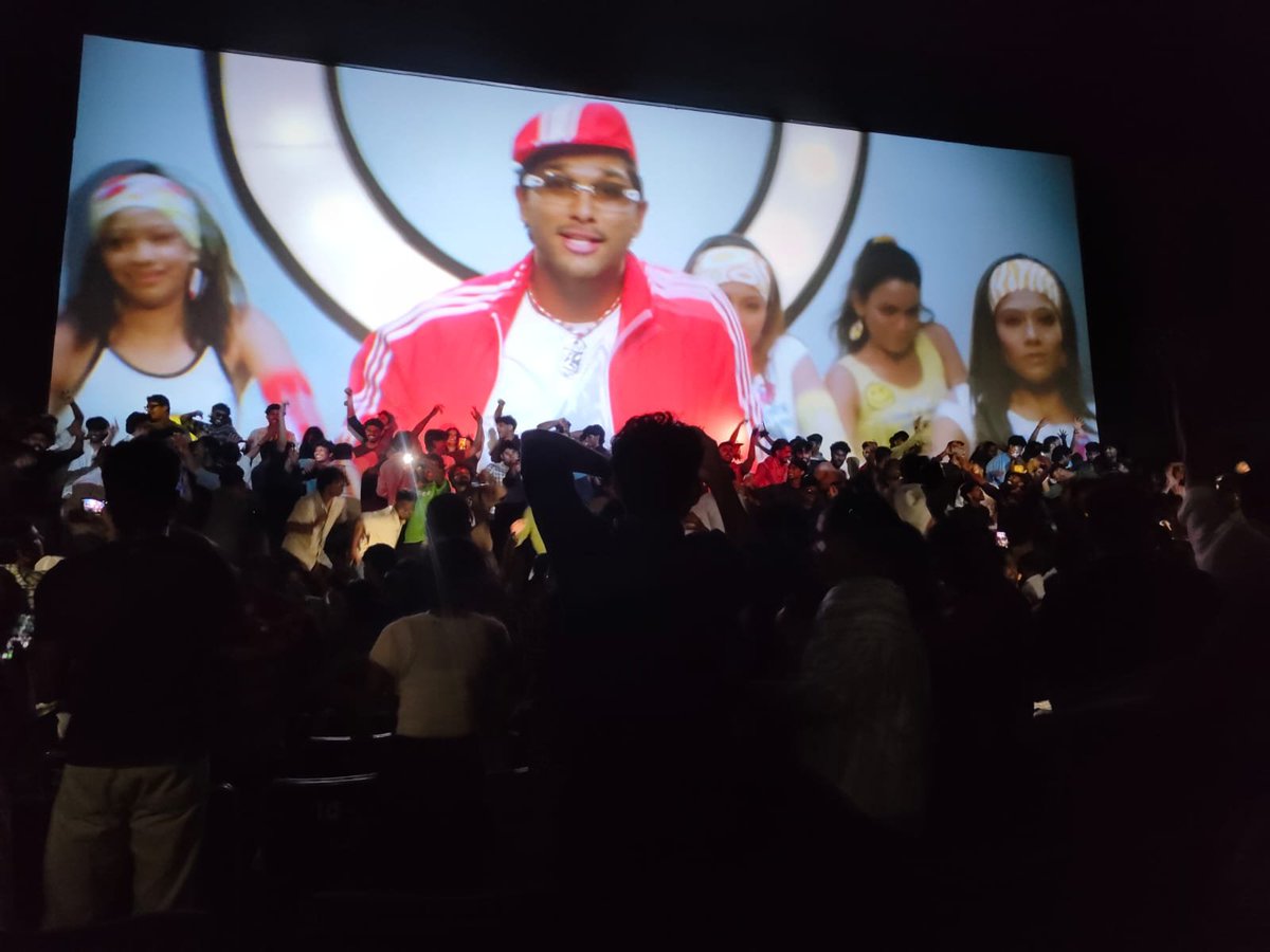 KeralaBxOffce's tweet photo. #Happy4k Peak Celebration at Ernakulam Kavitha 🔥🔥🔥🔥🔥

Late Night Show 📈📈 #AlluArjun Supremacy  🔥🔥 https://t.co/BRHXu1gzcn