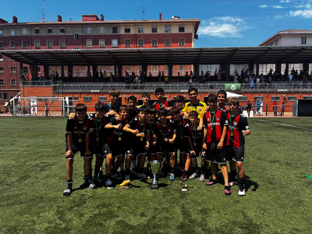 arenas_club1909's tweet photo. 🔴⚫️ Nuestro equipo Infantil 2012R ha sido campeón del torneo solidario celebrado en San Ignacio.

⚽️ Nuestros jugadores Leo López y Ekain Gurtubay  han sido el pichichi y mejor jugador del torneo respectivamente.

#CanteraHistorica #GetxoKirolak https://t.co/UJ2MLnDYPf