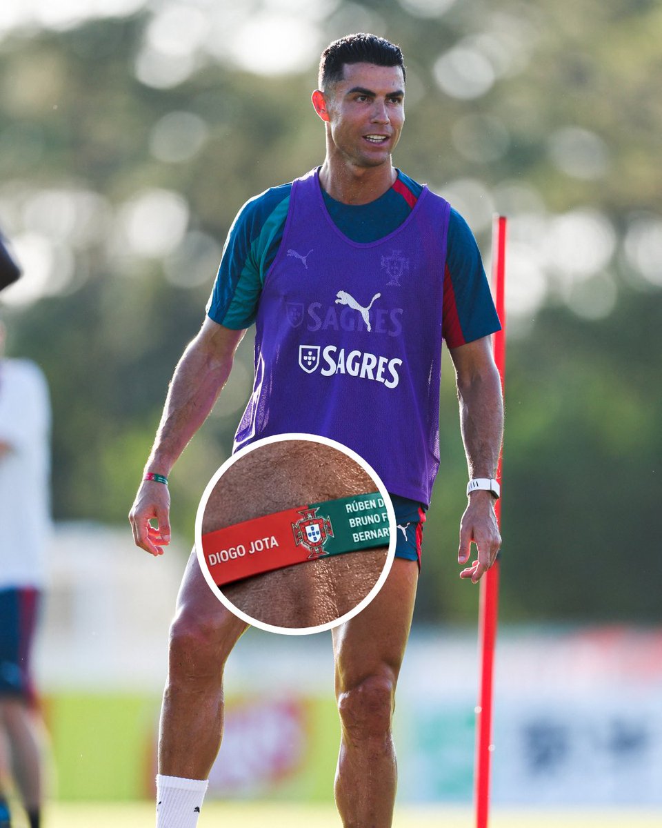 GolCaracol's tweet photo. 🇵🇹❤️ ¡DIOGO JOTA, SIEMPRE PRESENTE EN PORTUGAL!

La Selección de Portugal mantiene vivo el recuerdo de Diogo Jota con un emotivo gesto durante su concentración para el Mundial 2026. 🙏⚽

Cristiano Ronaldo y todos los integrantes del plantel lucen una manilla con el nombre de su excompañero, fallecido en 2025, como muestra de cariño y homenaje permanente. 🕊️✨

#FutboleroGol #FIFAWorldCup