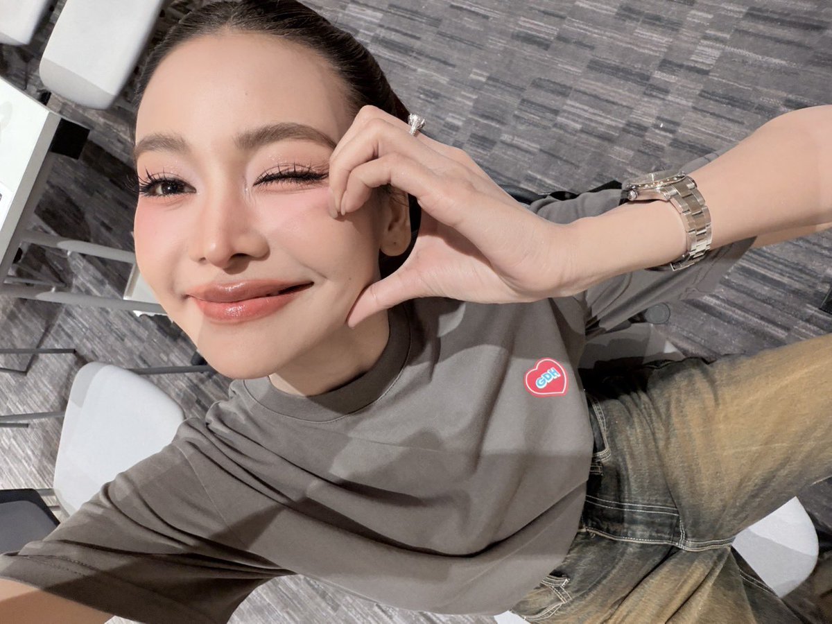 J_Yoon_JOY's tweet photo. รูปนี้น่ารักจัง 😳🥰🤍

วันนี้เก่งมากๆเลยน้าาา  เอาเวทีอยู่  สร้างเสียงหัวเราะ ร้องเพลงเพราะ เป็นแก้วเป็นแสงอยู่บนเวที สวยมากกกกกกก  🥰🤍

ภูมใจจัง 🤍🥰
#อิงฟ้ามหาชน #EngfaWaraha 
@EWaraha https://t.co/UVqUS7T4Yb