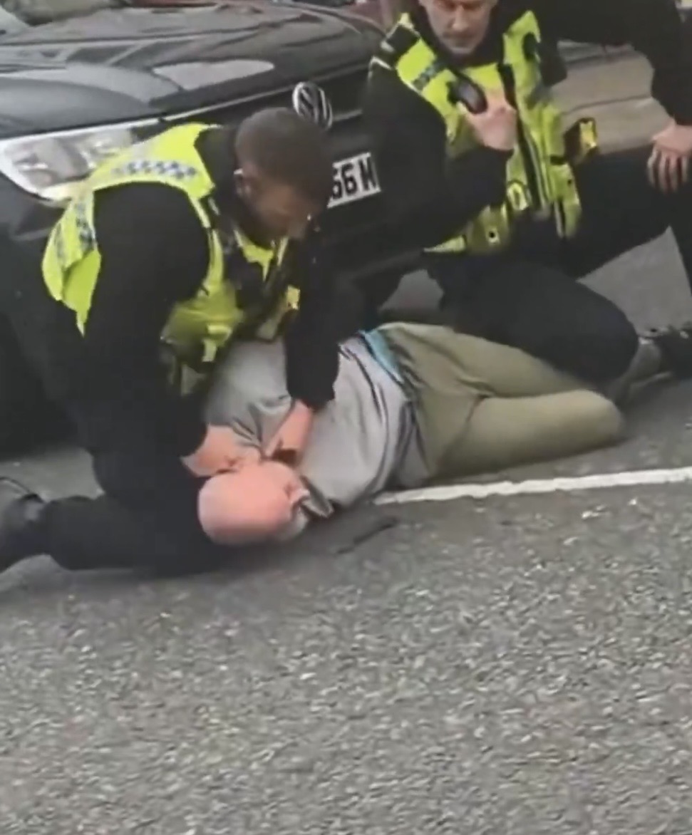maisumcarneiro's tweet photo. Ponham bem os olhos no que se está a passar na Grã Bretanha. Aos invasores é estendida a passadeira vermelha enquanto os nativos são espancados pela polícia por protestar.
Se algum dia o PS se voltar a aproximar do poder auxiliado pelos  “cornos por Seguro” é isto que iremos ter. https://t.co/6z2FzLezcJ