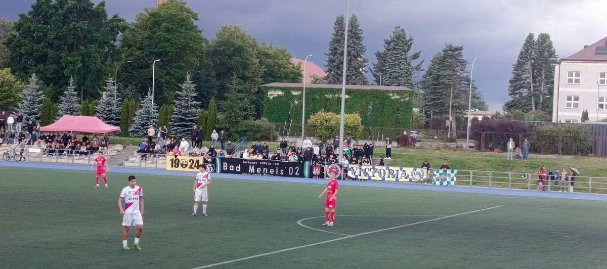 ATPMecz's tweet photo. Mazovia dwa🎶
Sialalalalalala🎶
Na focie @BrodatyHultaj
W wielkim meczu o spadek Mazovia II - KS Warka 0-4
Biorąc pod uwagę inne wyniki tej grupy, daje to obu zespołom spadek https://t.co/KyTftiRIPy