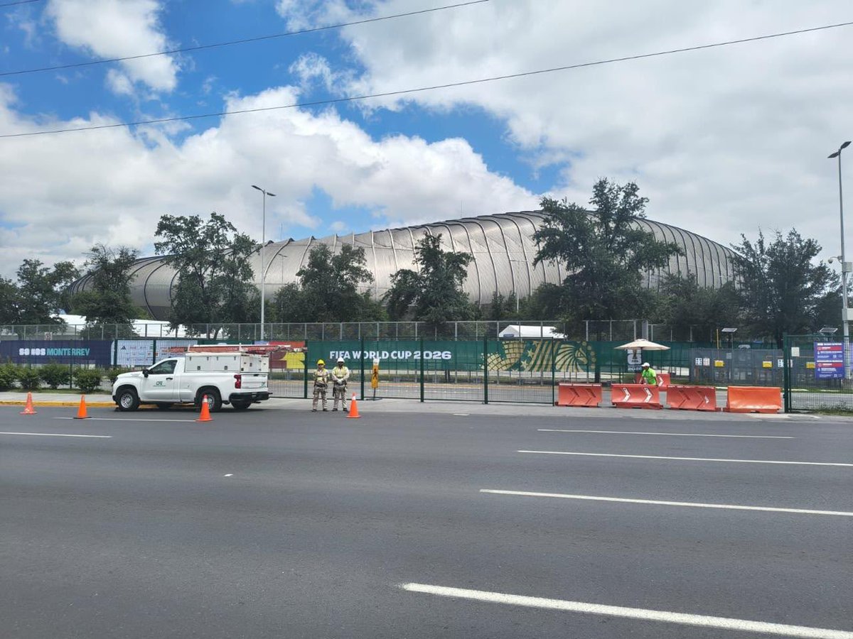 CFEmx's tweet photo. ⚽ La CFE mantiene desplegados 447 trabajadores electricistas en sedes mundialistas y zonas de concentración turística para acompañar las actividades del Mundial FIFA 2026.

Hoy, con actividad deportiva en Monterrey, Nuevo León, realizamos monitoreo permanente desde el Centro de Operación Estratégico Nacional y los 9 Centros Divisionales para garantizar un suministro eléctrico confiable.

🇲🇽 Seguimos haciendo equipo para que aficionados y visitantes disfruten de nuestro país y de la fiesta del futbol.

#Mundial2026 #MundialSocial