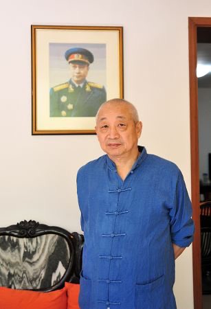 liaoping2020's tweet photo. 太岁头上动土：开国大将陈赓之子陈知建两次被���贿。

2003年，当时陈知建担任重庆警备区副司令员（少将军衔），按照资历和能力，他本应顺理成章接任司令员一职，却因拒绝交出巨额“疏通费”，导致该职位被他人顶替。

2011年，陈知建年满65岁正式办理退役手续时，曾希望能挂上中将军衔，却再次被中间人暗示需要交纳高达150万元至200万元的“买官费”。

陈的遭遇，后成为刘源军中反腐的炮弹。

2011年12月25日至28日，中共在北京举行军委扩大会议，内容之一就是十八大的军队代表的人选问题。与会者达近百人，包括中央军委全体成员，以及各总部、各兵种、各军种、各大军区和各省军区的主要负责人。

刘源在会上发炮，从此开启军中反腐的浪潮。