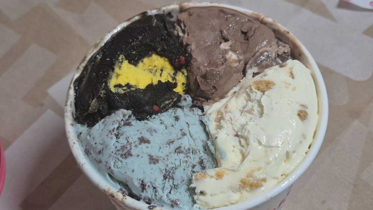 Airi_Scale's tweet photo. @AyatsunoYuni 나도 수면패턴 박살나서 밥맛 없어가지고 아이스크림 먹는 중.. 블래키맛 생각보다 괜찮네 https://t.co/MR0zqtcIdZ