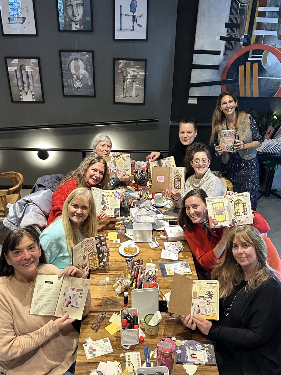saycheesetolife's tweet photo. Un poquito de lo que fue el Taller Scrap+Café de ayer. Creamos, dibujamos, escribimos, recomendamos libros. Nos conectamos con nuestra creatividad y con otras mujeres creativas.✂️✨ https://t.co/kgW2UfdITB