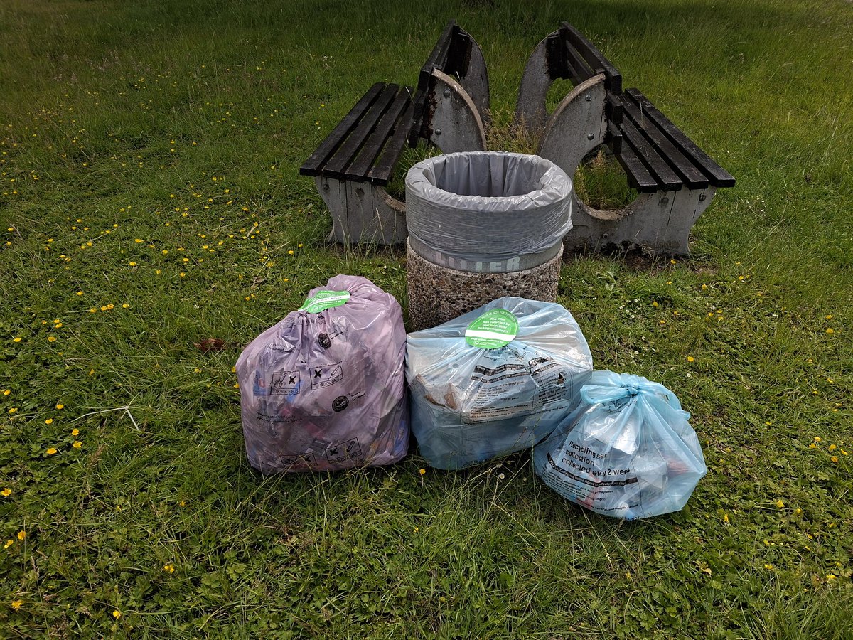 Dans_c_Group's tweet photo. Today in Stoke Mandeville 5️⃣ local residents went around Stoke Mandeville to help clean up the village. We collected 1️⃣ bag of rubbish and 2️⃣ recycling. 

Not too much litter today which was great. https://t.co/L5LyejN6JV