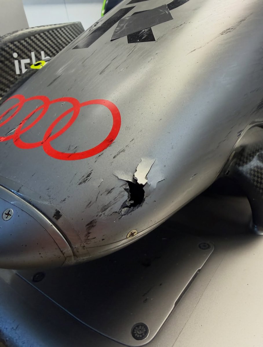 FormulaDirecta's tweet photo. 🪨 ¡SURREALISTA! Una PIEDRA apagó el Audi de Hulkenberg, lo que le obligó a retirarse:

Hulkenberg: "Me encontré con algo de grava después de que Lawson se saliera de la pista. Una piedra golpeó el interruptor de apagado del ERS y el coche se apagó. Se acabó la carrera".

"¡Increíble!"

#F1 #BarcelonaGP 🇪🇸