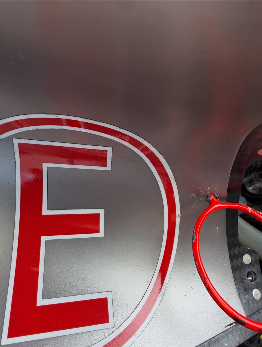 FormulaDirecta's tweet photo. 🪨 ¡SURREALISTA! Una PIEDRA apagó el Audi de Hulkenberg, lo que le obligó a retirarse:

Hulkenberg: "Me encontré con algo de grava después de que Lawson se saliera de la pista. Una piedra golpeó el interruptor de apagado del ERS y el coche se apagó. Se acabó la carrera".

"¡Increíble!"

#F1 #BarcelonaGP 🇪🇸