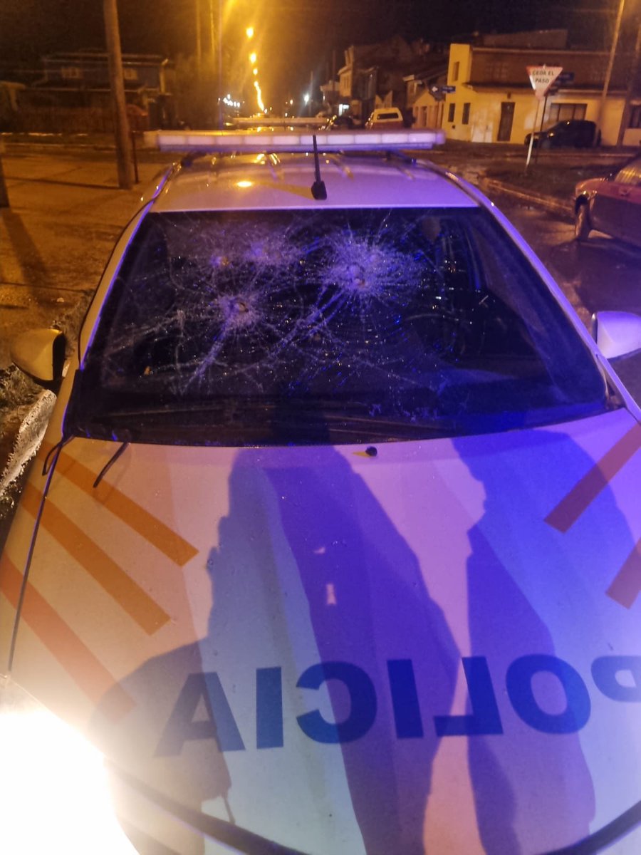 reporteaustral's tweet photo. Tres hombres detenidos tras agredir a la policía y destrozar un patrullero en Río Grande

Una violenta secuencia en las primeras horas de este domingo terminó con tres hombres detenidos tras agredir físicamente a efectivos de la Policía Provincial y provocar graves daños a un móvil policial.

El hecho se registró alrededor de las 07:30 horas en la intersección de las calles Isla Gable y 11 de Julio, en jurisdicción de la Comisaría Primera, luego de que el personal policial fuera requerido en el lugar debido a disturbios en la vía pública.

https://t.co/kR7AvLu7qA