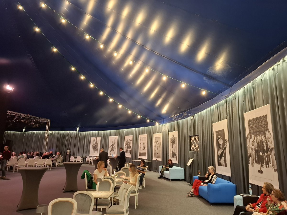 MarianSekerak's tweet photo. Now I can reveal it was @HellTweet's latest #opera, Anthony and Cleopatra, with the magnificent @findo and his steely, powerful baritone. 🎶 👏🏼 Bravo!
The only drawback: amplification of both orchestra &amp; singers, the price of performing in a temporary circus tent venue. 🎪🙁 https://t.co/RUIDJzcNtY