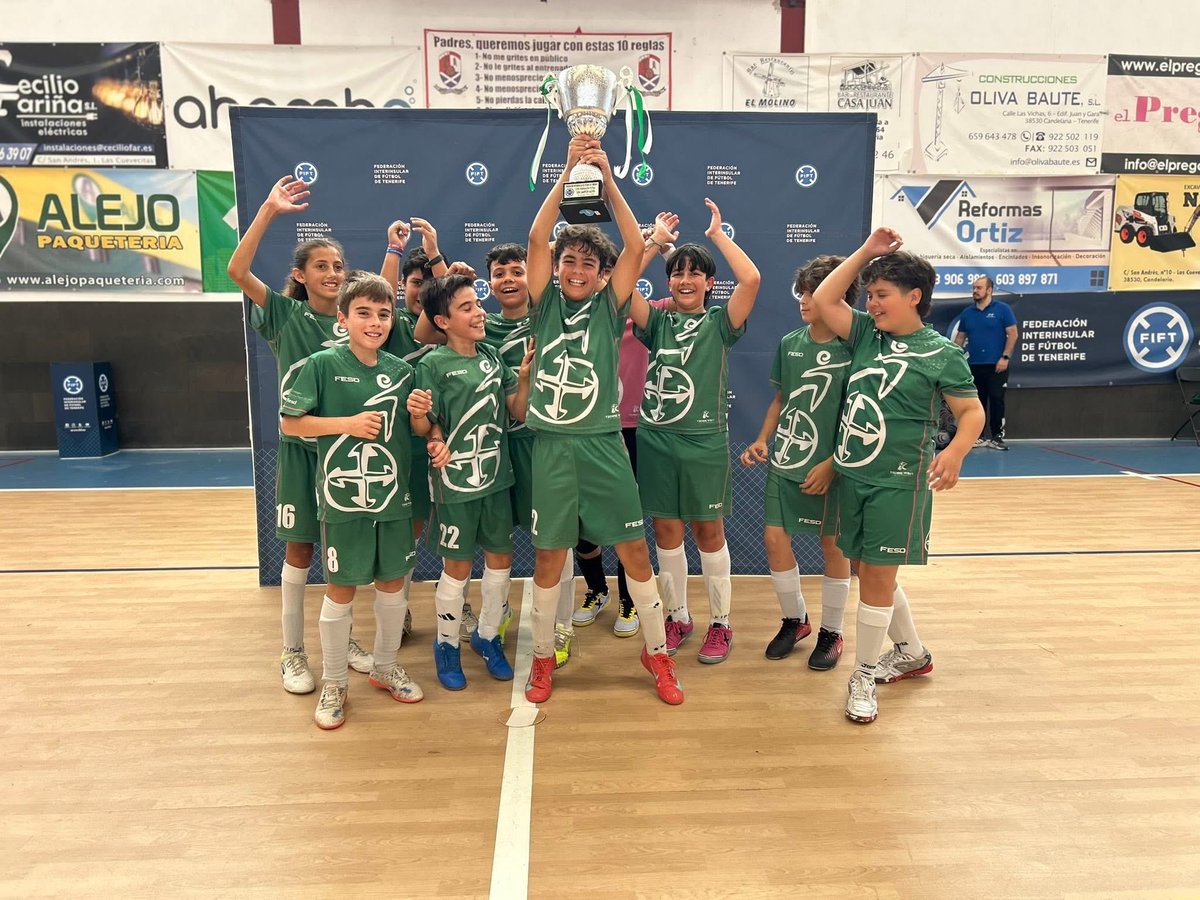 FIFTenerife's tweet photo. 🏆 El C.D. Luther King Laguna F.S. venció al Santa Rosa de Lima FESD en la final de la Copa Federacion Alevin Futsal

 🫂 Maeva Tendero, concejala de Educación y Juventud del @AytoCandelaria y Jorge Luis García, directivo de la FIFT, entregaron los trofeos

#SomosFIFT https://t.co/dGMtW3EJF4