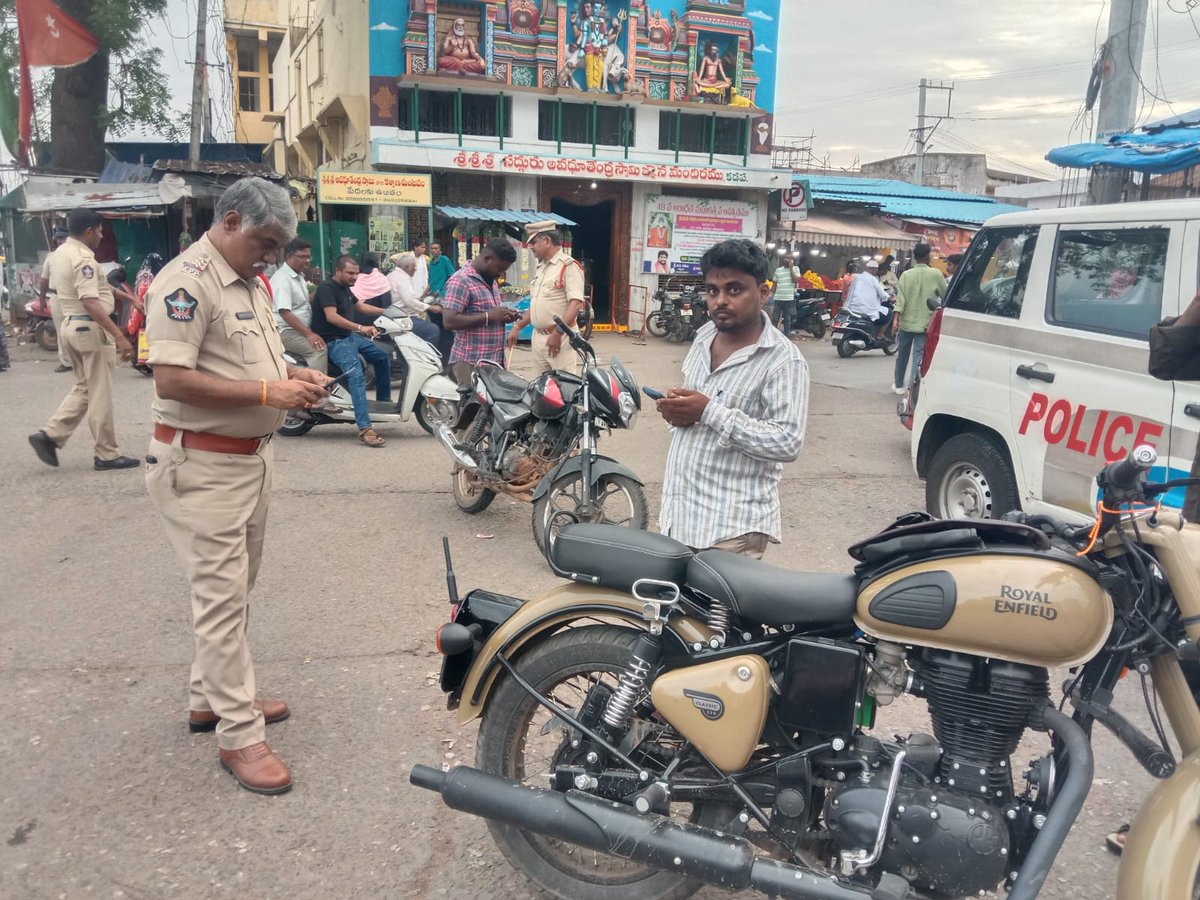 Kadapa_Police's tweet photo. 👉ద్విచక్రవాహనదారులు హెల్మెట్ తప్పనిసరిగా ధరించాలి...ఉల్లంఘిస్తే చట్టప్రకారం చర్యలు..జిల్లా ఎస్.పీ హెచ్చరిక*

*👉  జిల్లా వ్యాప్తంగా ట్రాఫిక్ నిబంధనలు ఉల్లంఘించిన వారిపై 142 కేసులు నమోదు, రూ. 39,965 జరిమానా విధించిన పోలీసులు
#kadapasp 
#kadapapolice 
@APPOLICE100
#VehicleChecking https://t.co/HwyuFWWdw9