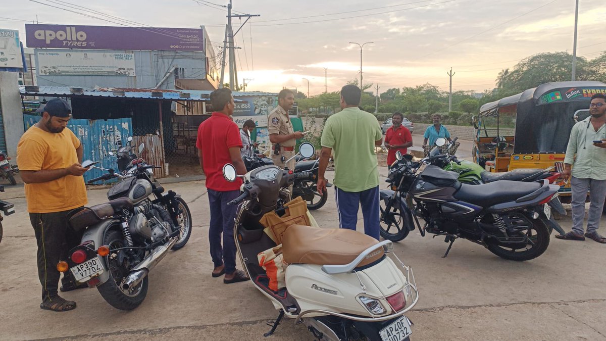 Kadapa_Police's tweet photo. 👉ద్విచక్రవాహనదారులు హెల్మెట్ తప్పనిసరిగా ధరించాలి...ఉల్లంఘిస్తే చట్టప్రకారం చర్యలు..జిల్లా ఎస్.పీ హెచ్చరిక*

*👉  జిల్లా వ్యాప్తంగా ట్రాఫిక్ నిబంధనలు ఉల్లంఘించిన వారిపై 142 కేసులు నమోదు, రూ. 39,965 జరిమానా విధించిన పోలీసులు
#kadapasp 
#kadapapolice 
@APPOLICE100
#VehicleChecking https://t.co/HwyuFWWdw9