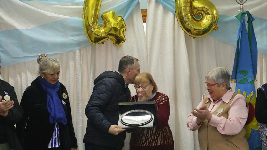 fernandogray's tweet photo. Celebrar 46 años de trayectoria es celebrar el amor, el esfuerzo y el compromiso con nuestra comunidad. Fue muy lindo compartir el 46° aniversario del Centro de Jubilados y Pensionados del Partido de Esteban Echeverría. Estos espacios son fundamentales porque funcionan como un verdadero lugar de encuentro, contención y acompañamiento para vecinas y vecinos. En este día tan especial, pudimos reconocer a Leonarda Vega (socia fundadora) y a Dora Alderete por toda una vida dedicada al Centro. Gracias por recibirme con tanto cariño. A seguir adelante, fortaleciendo juntos los vínculos comunitarios.