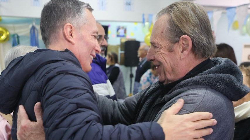 fernandogray's tweet photo. Celebrar 46 años de trayectoria es celebrar el amor, el esfuerzo y el compromiso con nuestra comunidad. Fue muy lindo compartir el 46° aniversario del Centro de Jubilados y Pensionados del Partido de Esteban Echeverría. Estos espacios son fundamentales porque funcionan como un verdadero lugar de encuentro, contención y acompañamiento para vecinas y vecinos. En este día tan especial, pudimos reconocer a Leonarda Vega (socia fundadora) y a Dora Alderete por toda una vida dedicada al Centro. Gracias por recibirme con tanto cariño. A seguir adelante, fortaleciendo juntos los vínculos comunitarios.
