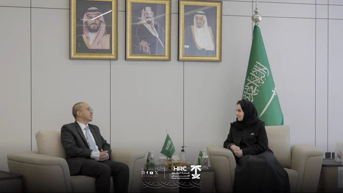 H.E. @Altuwaijrihala, President of the Human Rights Commission, received Mr. Soegsri Soebarwan, Deputy Ambassador of the Republic of Indonesia to the Kingdom of Saudi Arabia, at the Commission’s headquarters.

During the meeting, the two sides reviewed a number of issues of mutual interest and discussed ways to strengthen cooperation in areas related to human rights. The visit also included a tour of the Human Rights Exhibition, where he was introduced to key milestones in the Kingdom’s human rights journey, its legislative developments, and ongoing efforts to promote and protect human rights.