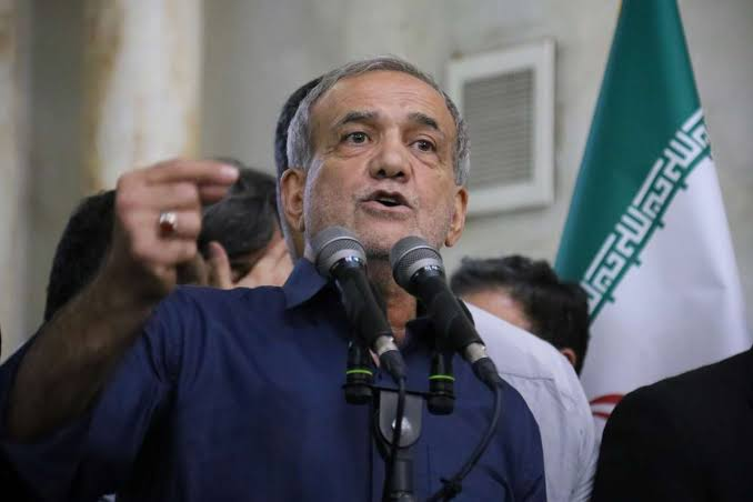 MarioNawfal's tweet photo. 🚨🇮🇷🇺🇸 Iranian President Pezeshkian stated that negotiation does not mean waiving principles:

“Iran will not surrender to any kind of illegal coercion and pressure.”

Source: TasnimNews / Writer: Samuel https://t.co/d8wVNX4po1