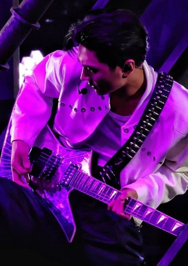 dailyheejay's tweet photo. vocalist 🤝🏻 guitarist https://t.co/PqYuePBHUA